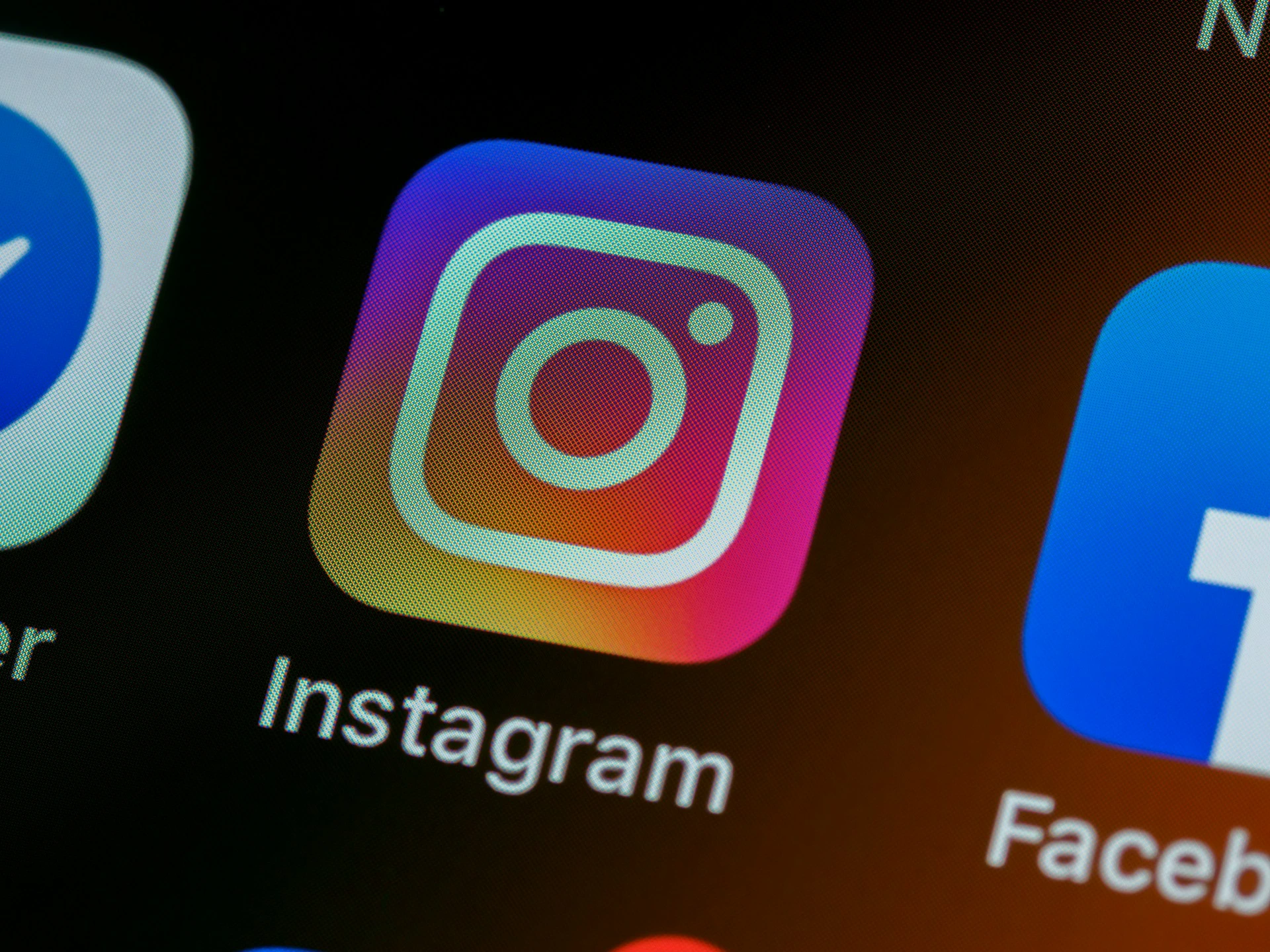 Meta Fyrer Ansatte p&aring; Tv&aelig;rs af Flere Afdelinger, Inklusive Instagram og WhatsApp