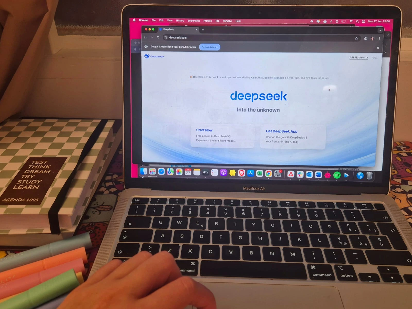 DeepSeek begr&aelig;nser registreringer efter cyberangreb